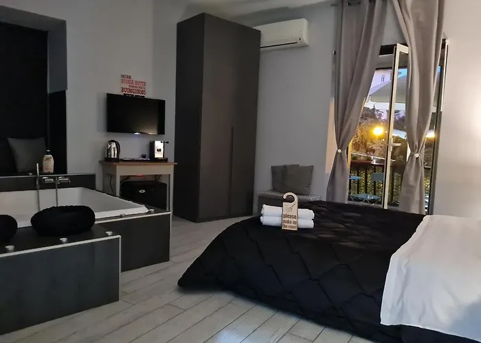 Esposito Plaza- Rooms & Suite