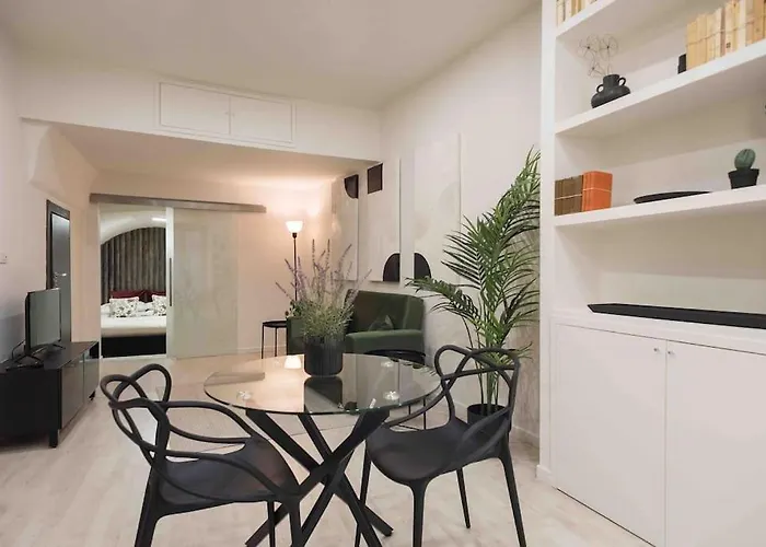 The Little House 6 - In The Heart Of Naples