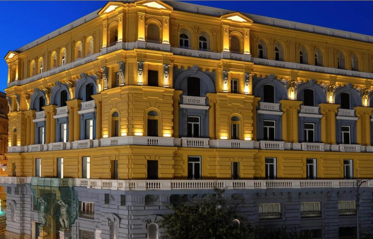 Fafgrandsuitenapoli * Naples