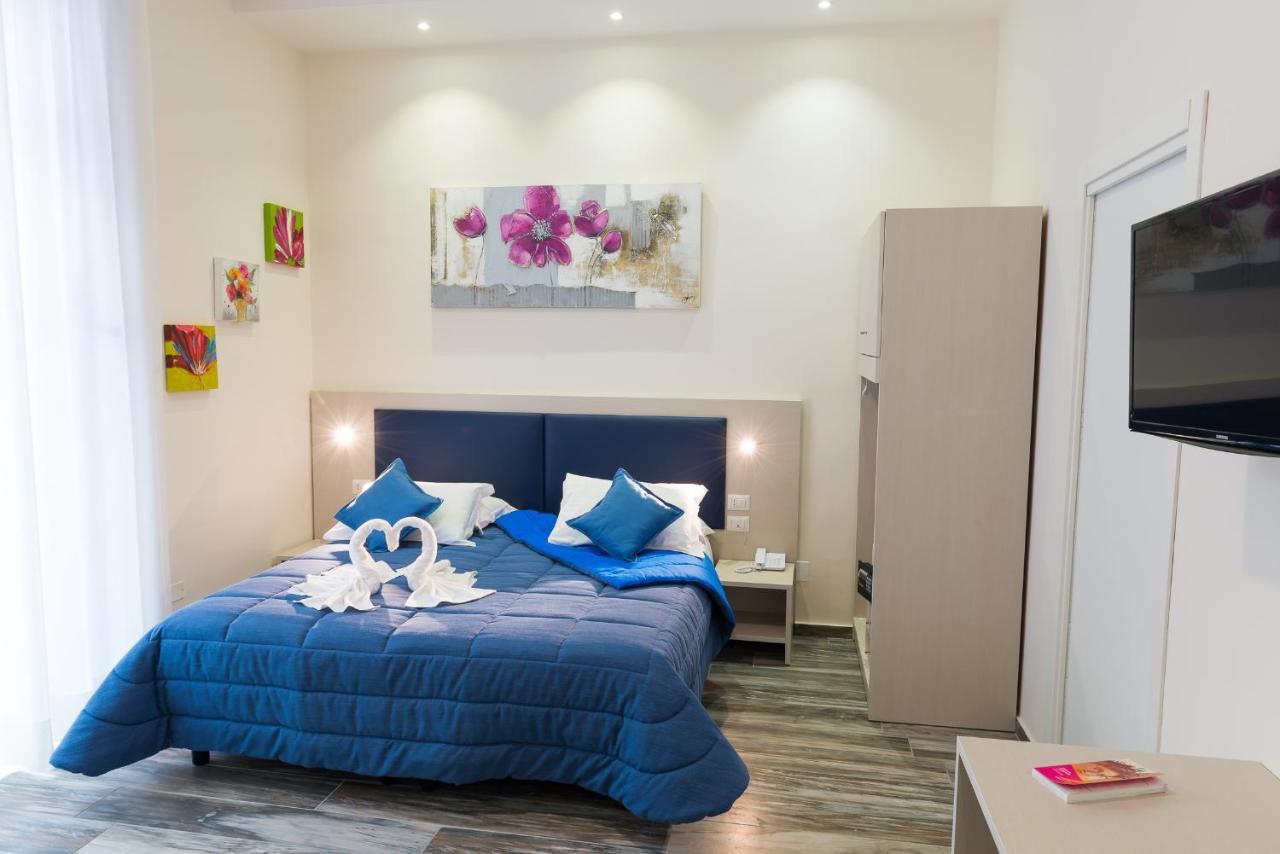 Guest house Napoli's Gold 4*