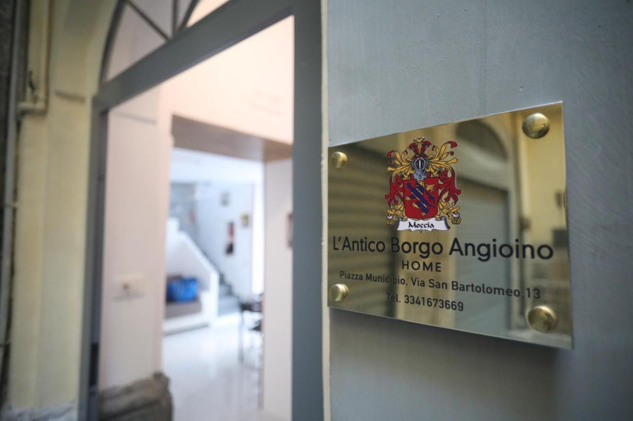 L'antico Borgo Angioino * Naples