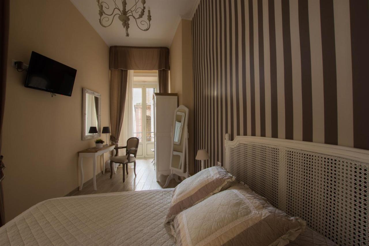 Bed & Breakfast In San Domenico Maggiore 3 *
