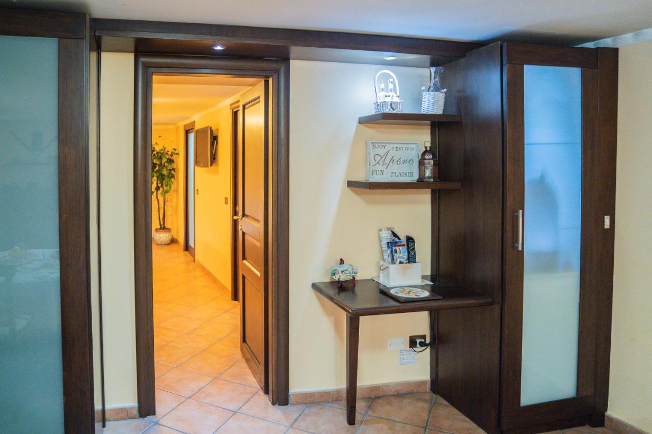 Apartment Domus Ugo Naples