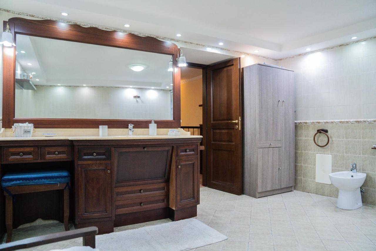 Apartment Domus Ugo Naples