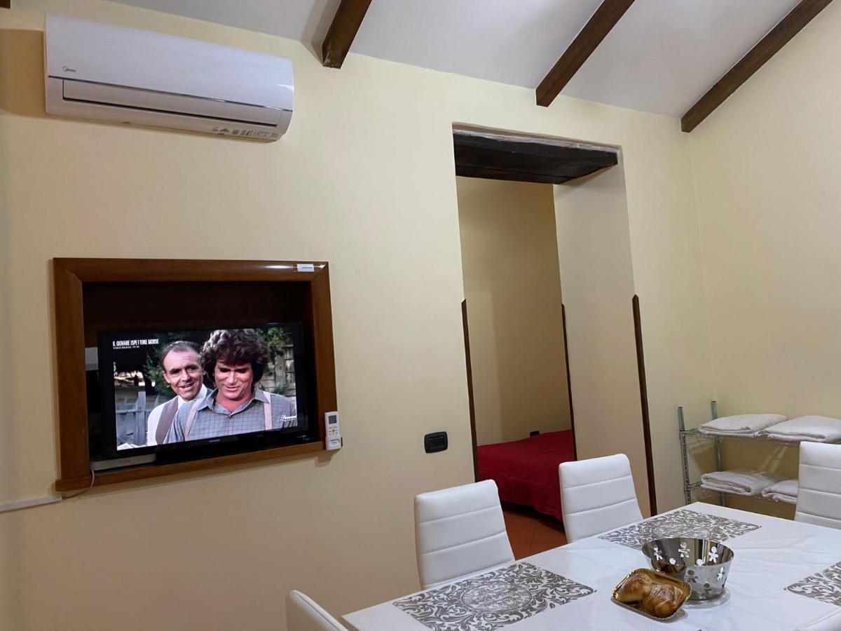 In Love: Vicoletto Dei Presepi Naples