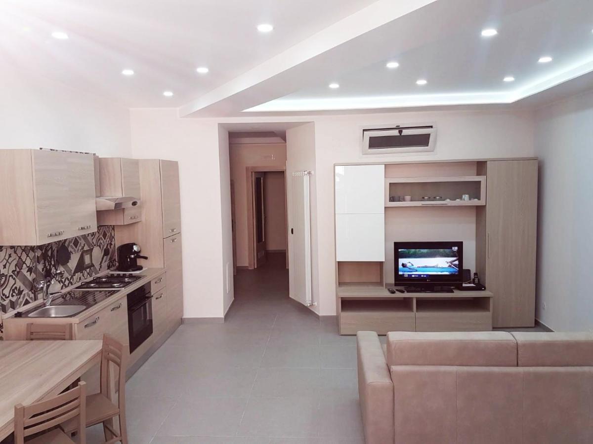 Street House Apartment *