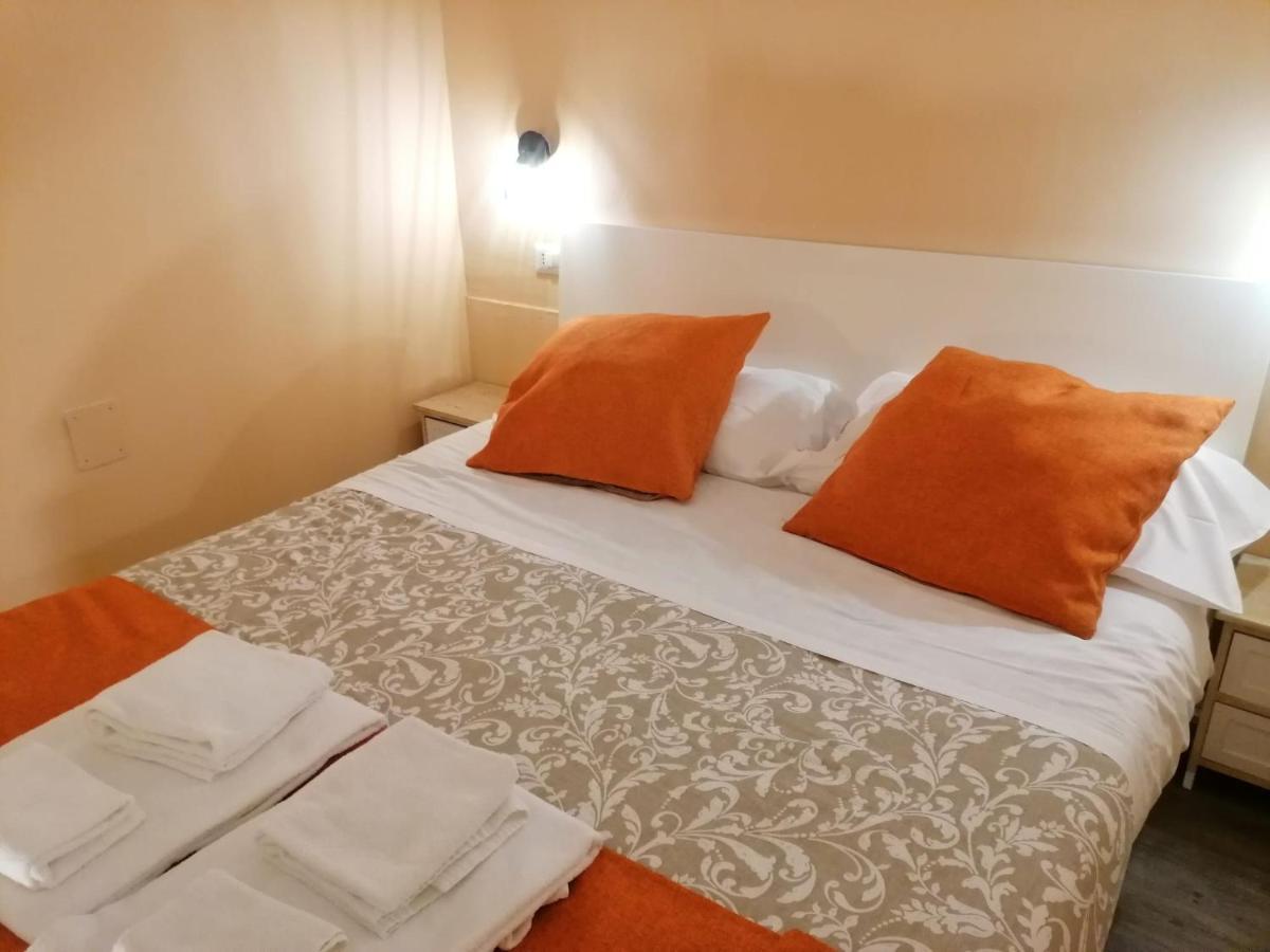Amedeo Square 3* Naples