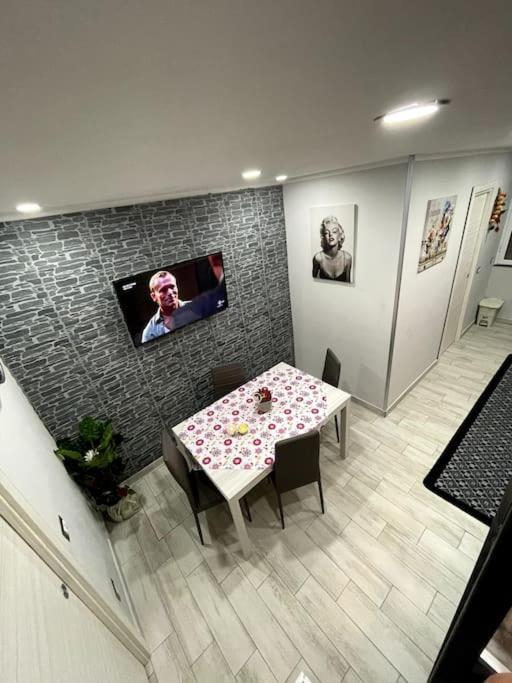 White House Spacca * Naples