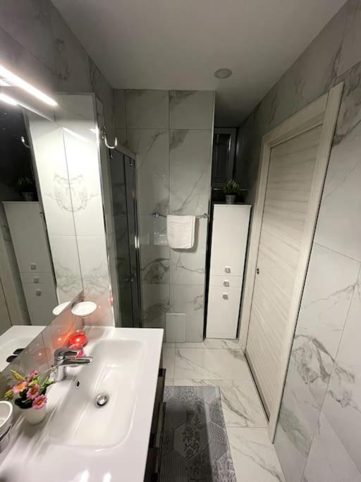 White House Spacca * Naples