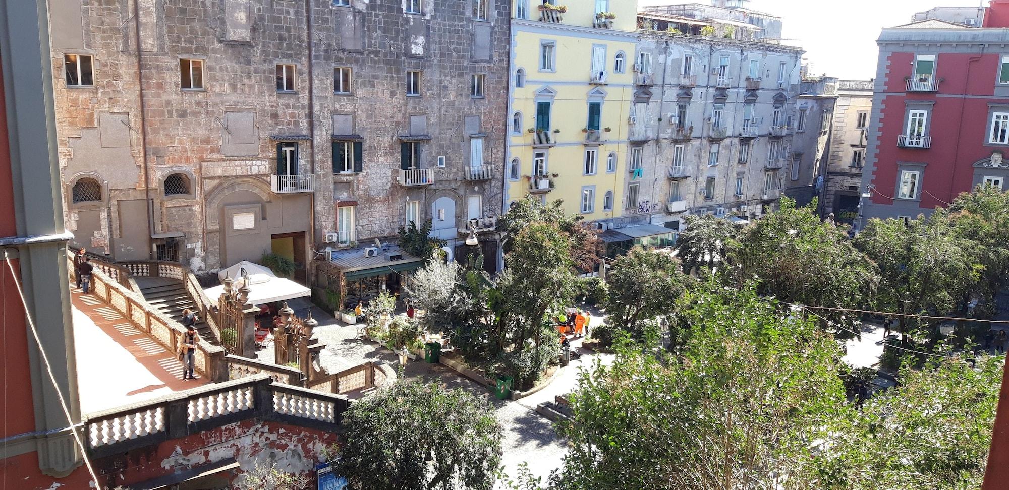 Piazza Bellini & Hotel