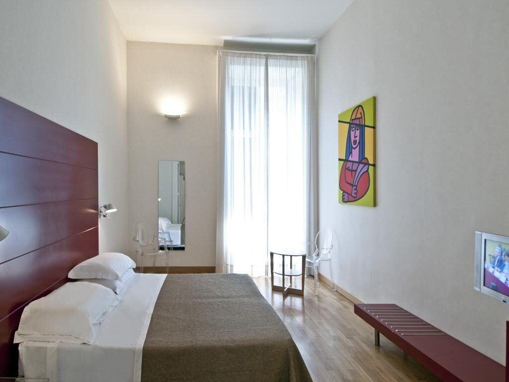 Piazza Bellini & Hotel 3*