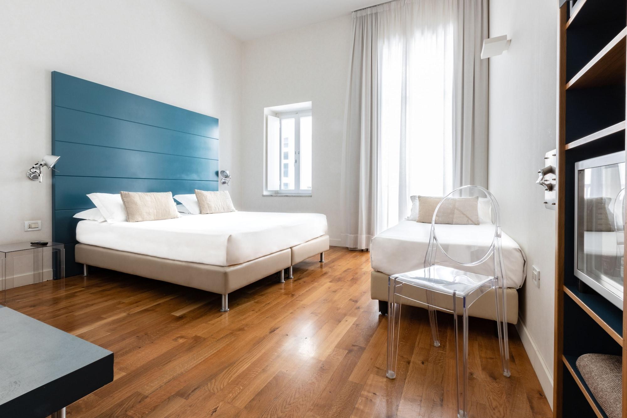 Piazza Bellini & Hotel Naples