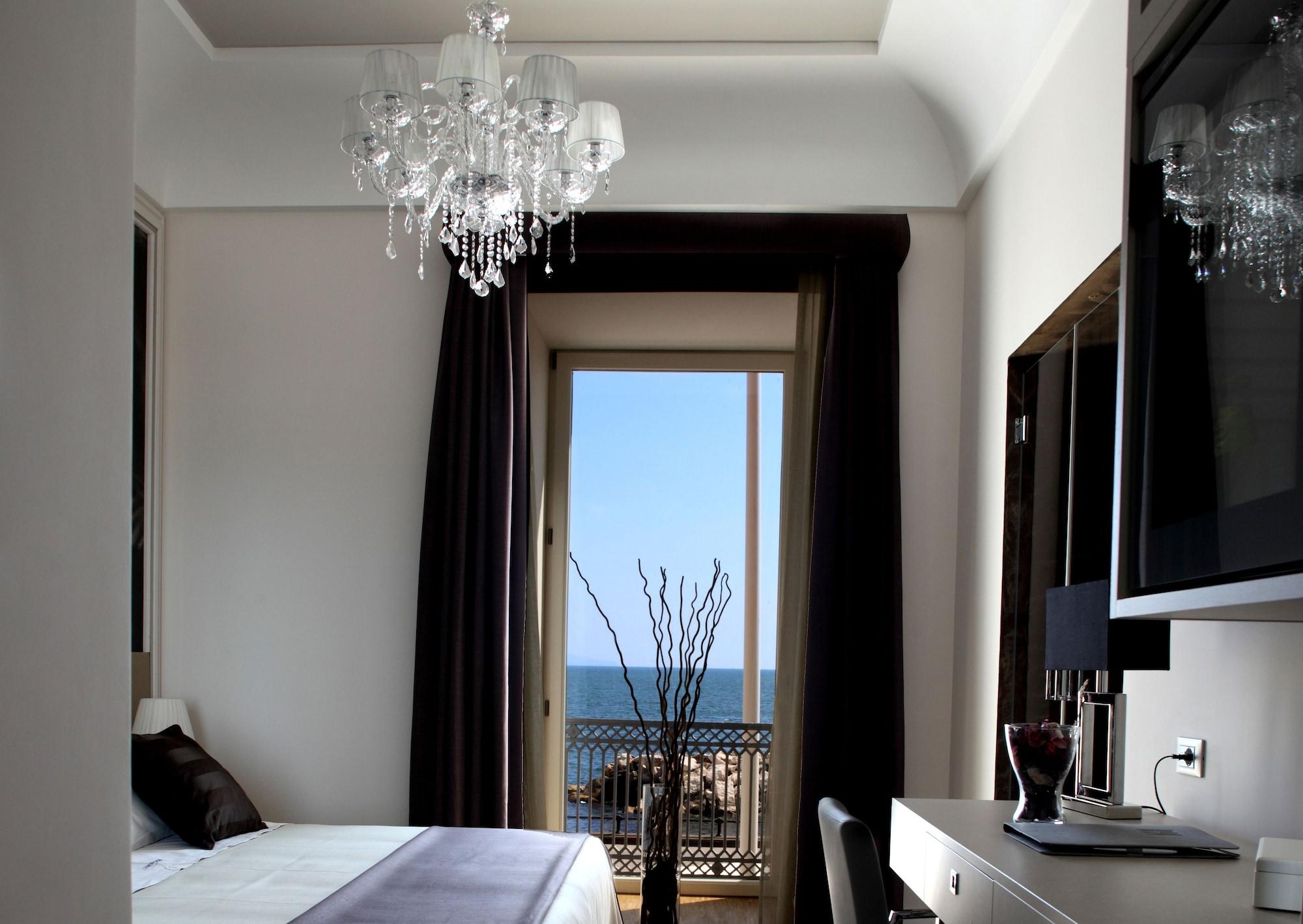 Partenope Relais Hotel 4*