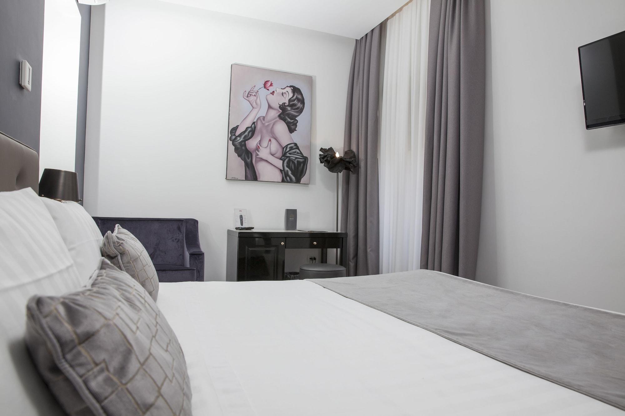 Boutique Metro 900 Naples