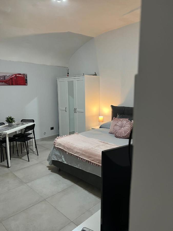 Chiaia 23 *