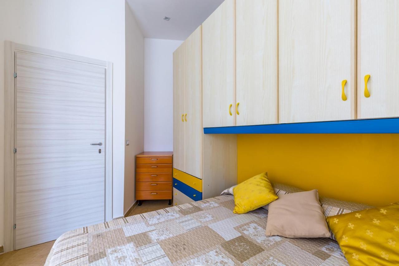Apartment Rione Emanuele Iii - 4 Bedroom Naples