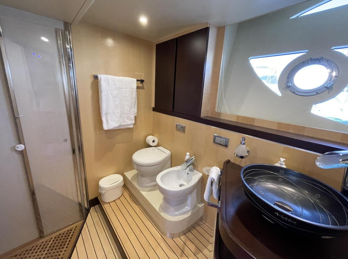 Botel Yacht Lakura 55 *