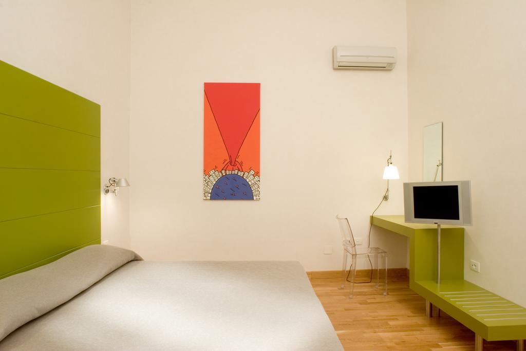 Piazza Bellini & Hotel 3*
