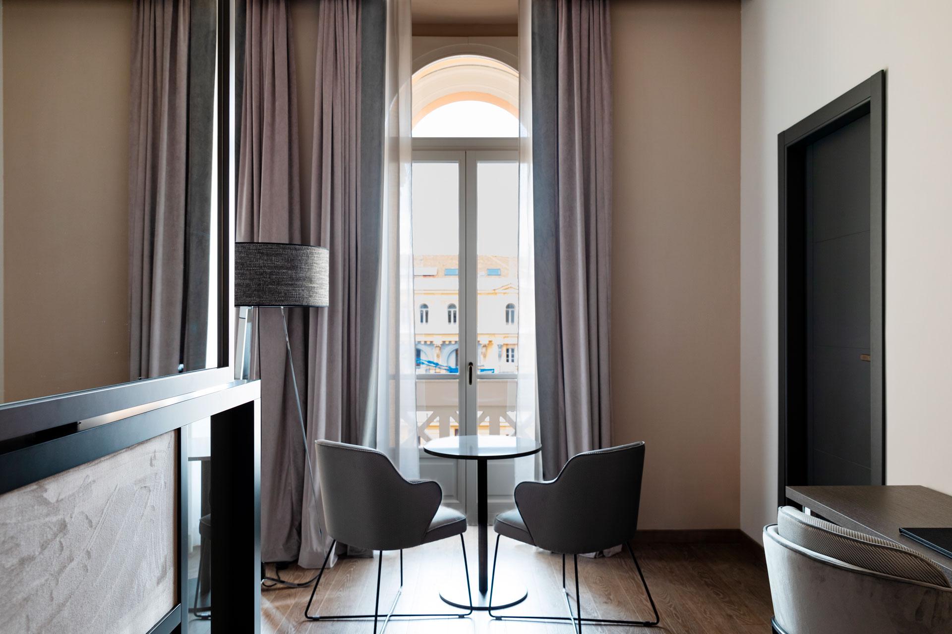 Amadomus Luxury 4* Naples
