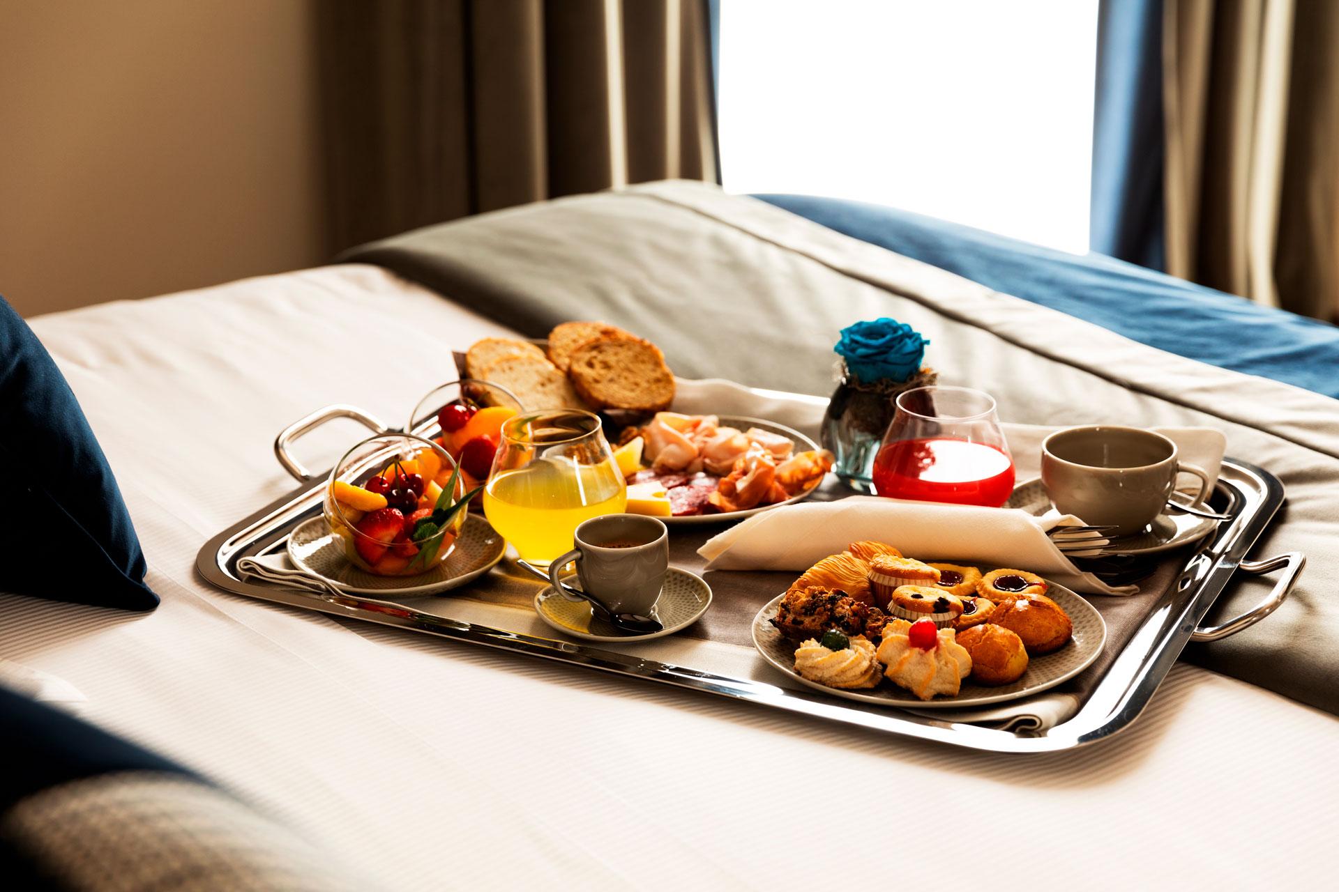 Amadomus Luxury 4* Naples