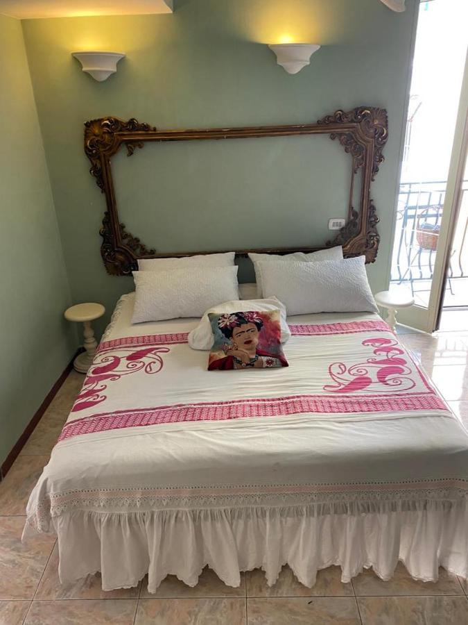Apartment Casa Gioia, Tra Palazzo Reale,lungomare E Monte Echia Naples
