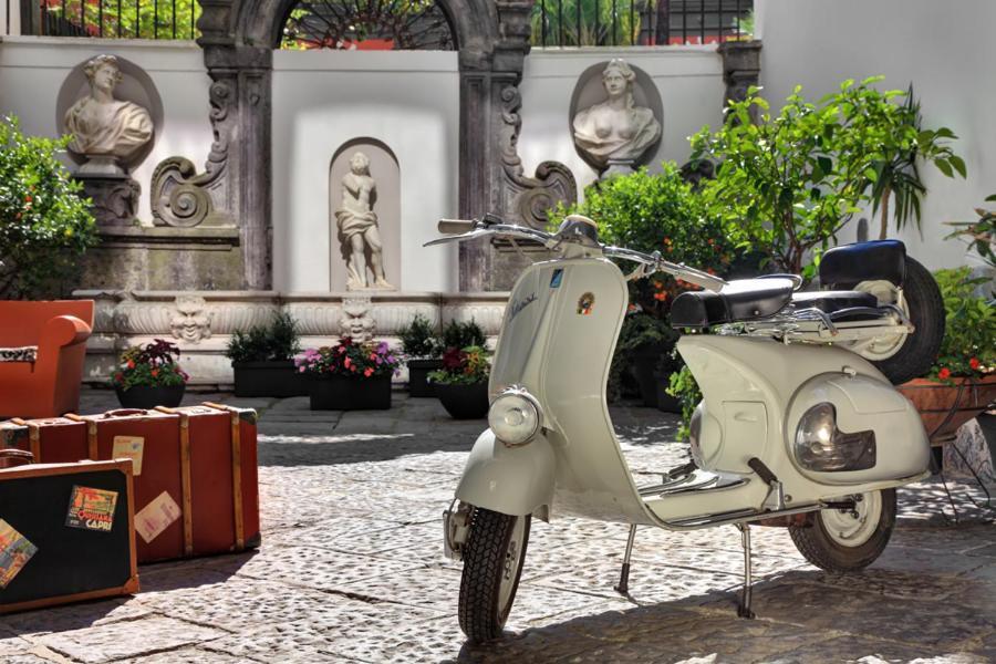 Piazza Bellini & Hotel Naples