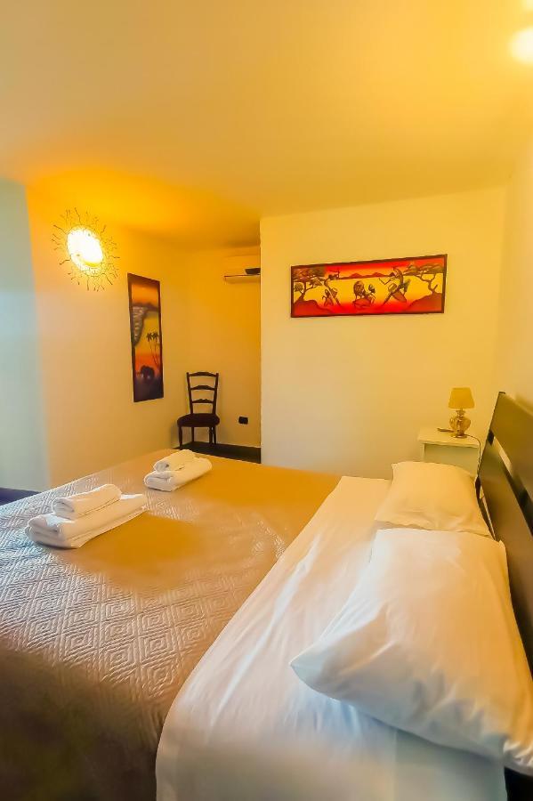 Vesuvio Garden E Spa, Host
