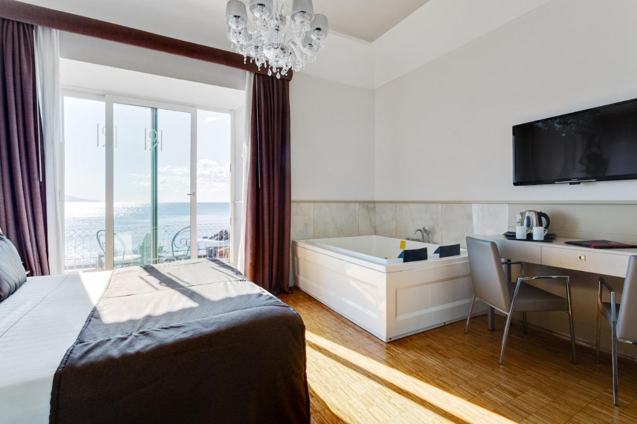 Hotel Partenope Relais 4*