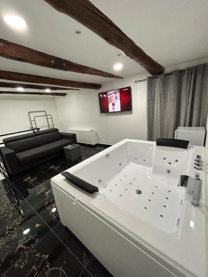 Giovanni Luxury Suites *