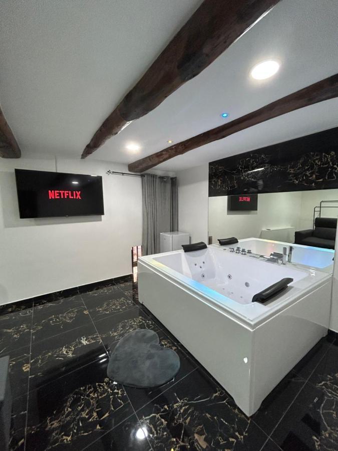 Giovanni Luxury Suites *