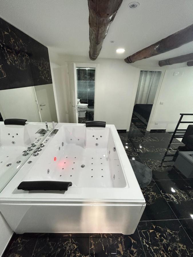 Giovanni Luxury Suites Apartment