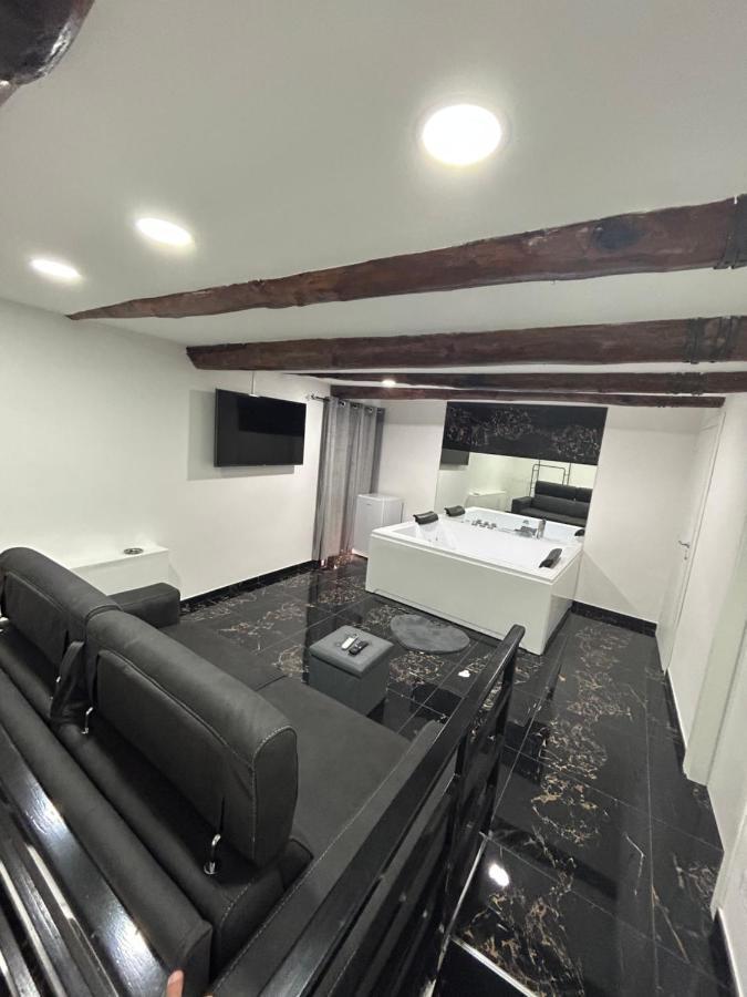 Giovanni Luxury Suites Apartment