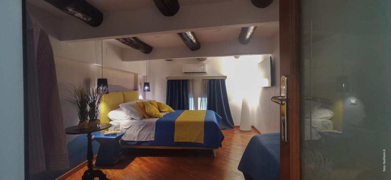 Apartment Two Chiaia 37 *