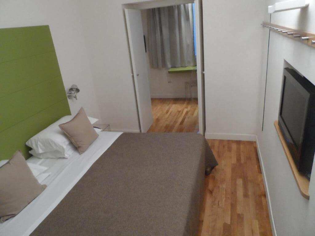 Piazza Bellini & Hotel 3*