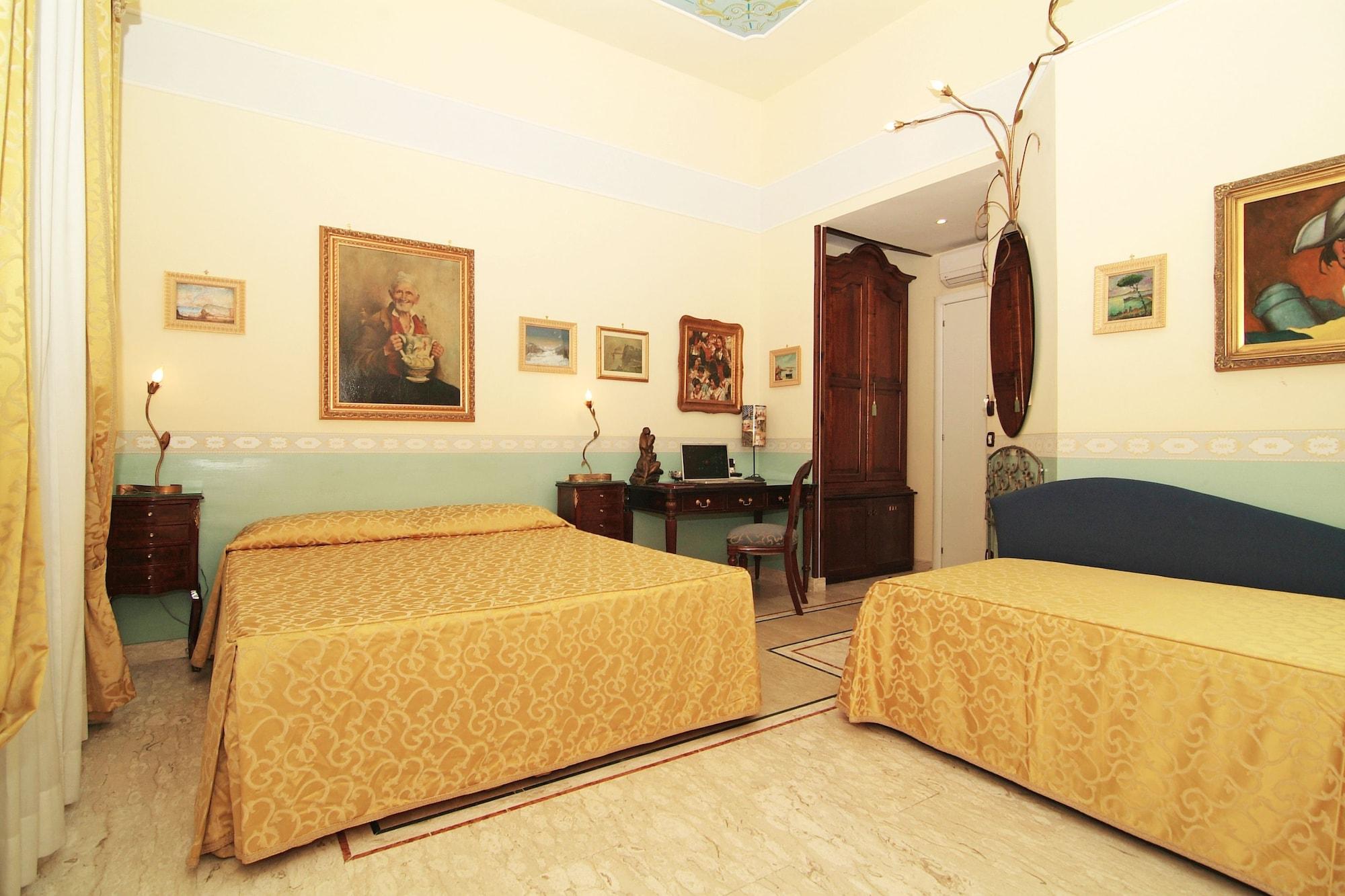 Art Galleria Umberto Hotel 4*