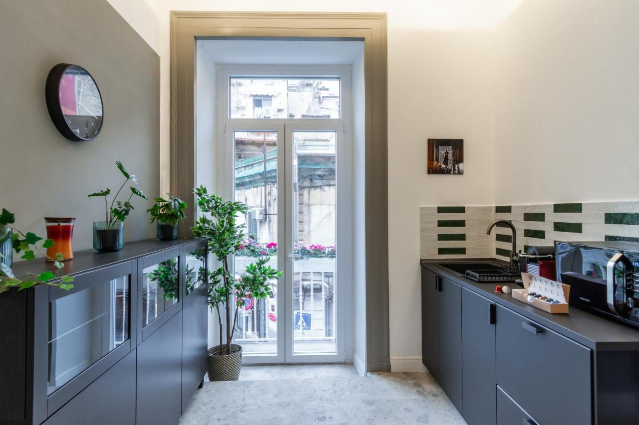 Naos * Naples