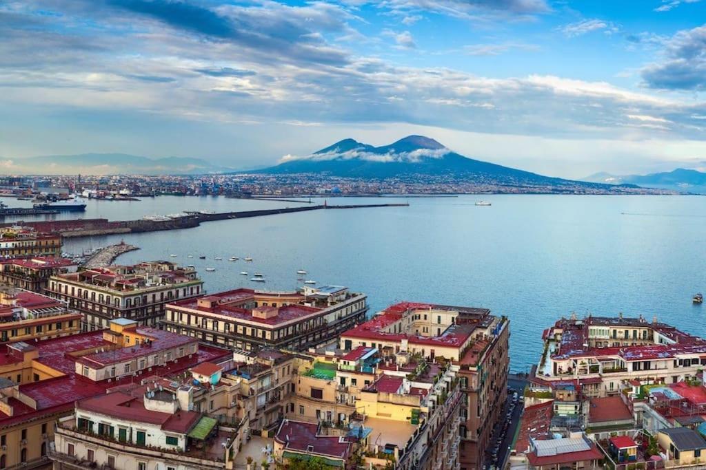 Lovely 11 Guests Flat, Via Tribunali, Center! Naples