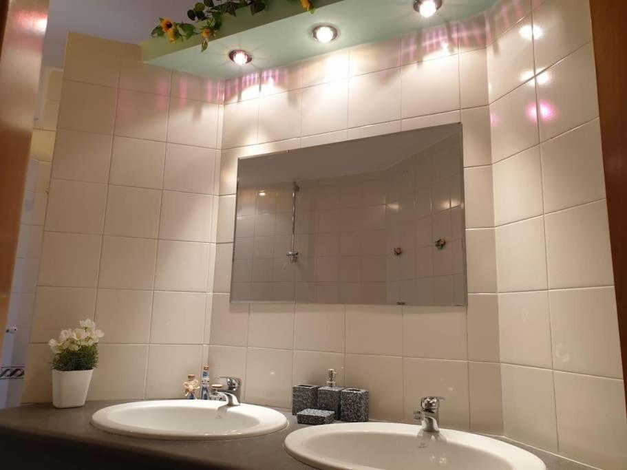Lovely 11 Guests Flat, Via Tribunali, Center! Apartment Naples