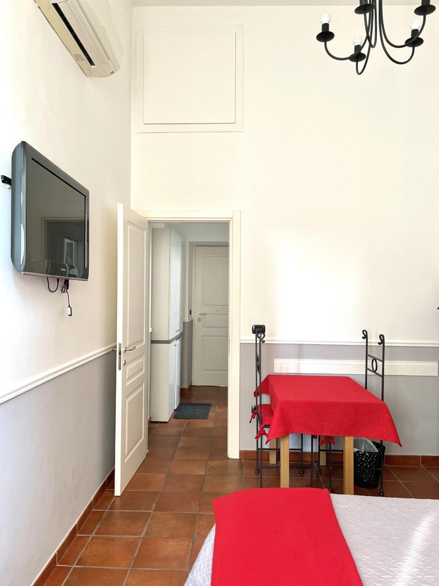 Residenza Chiaia Bed & Breakfast *