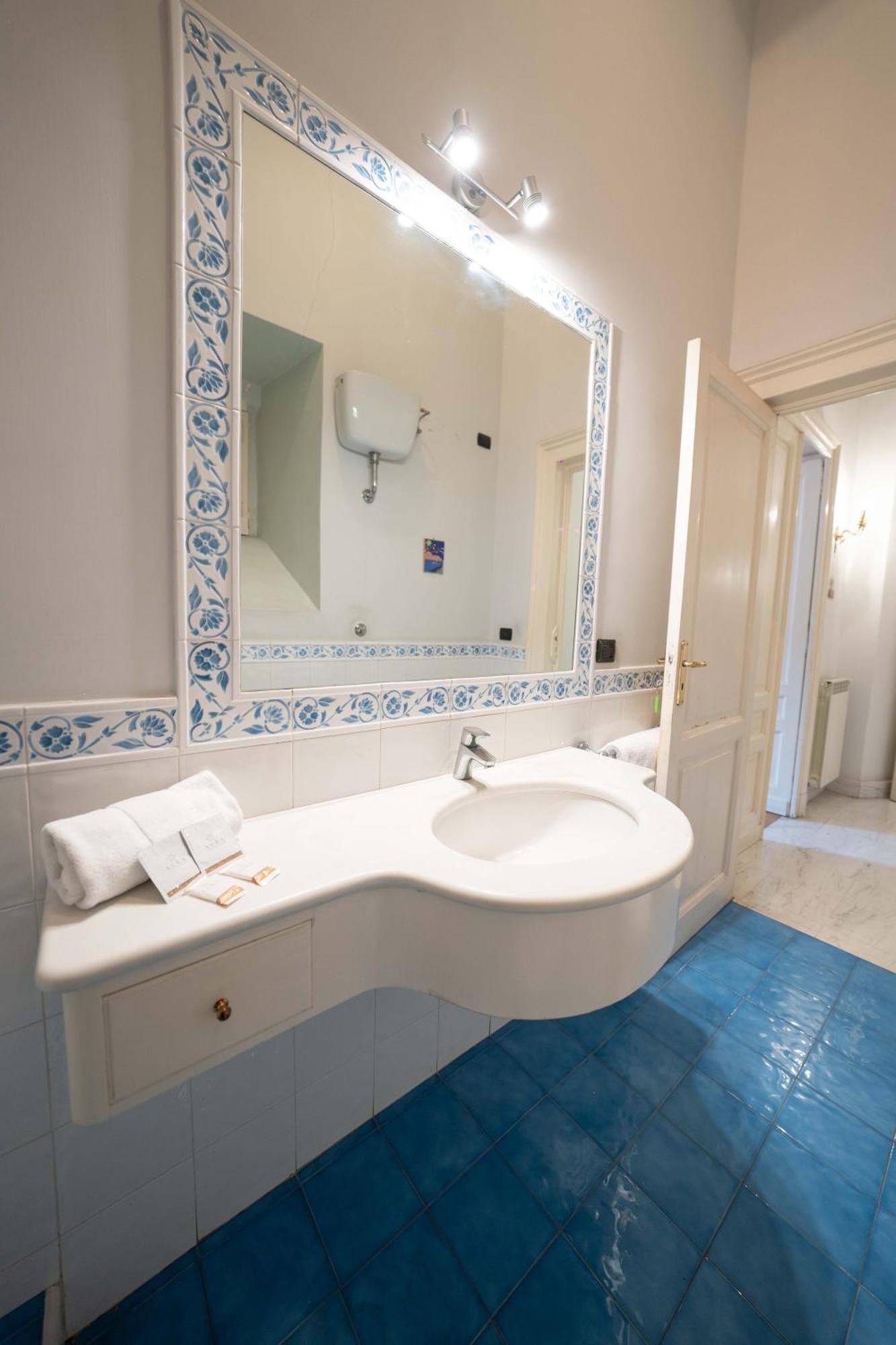 Residenza Castel Dell'ovo By Dimorra Apartment