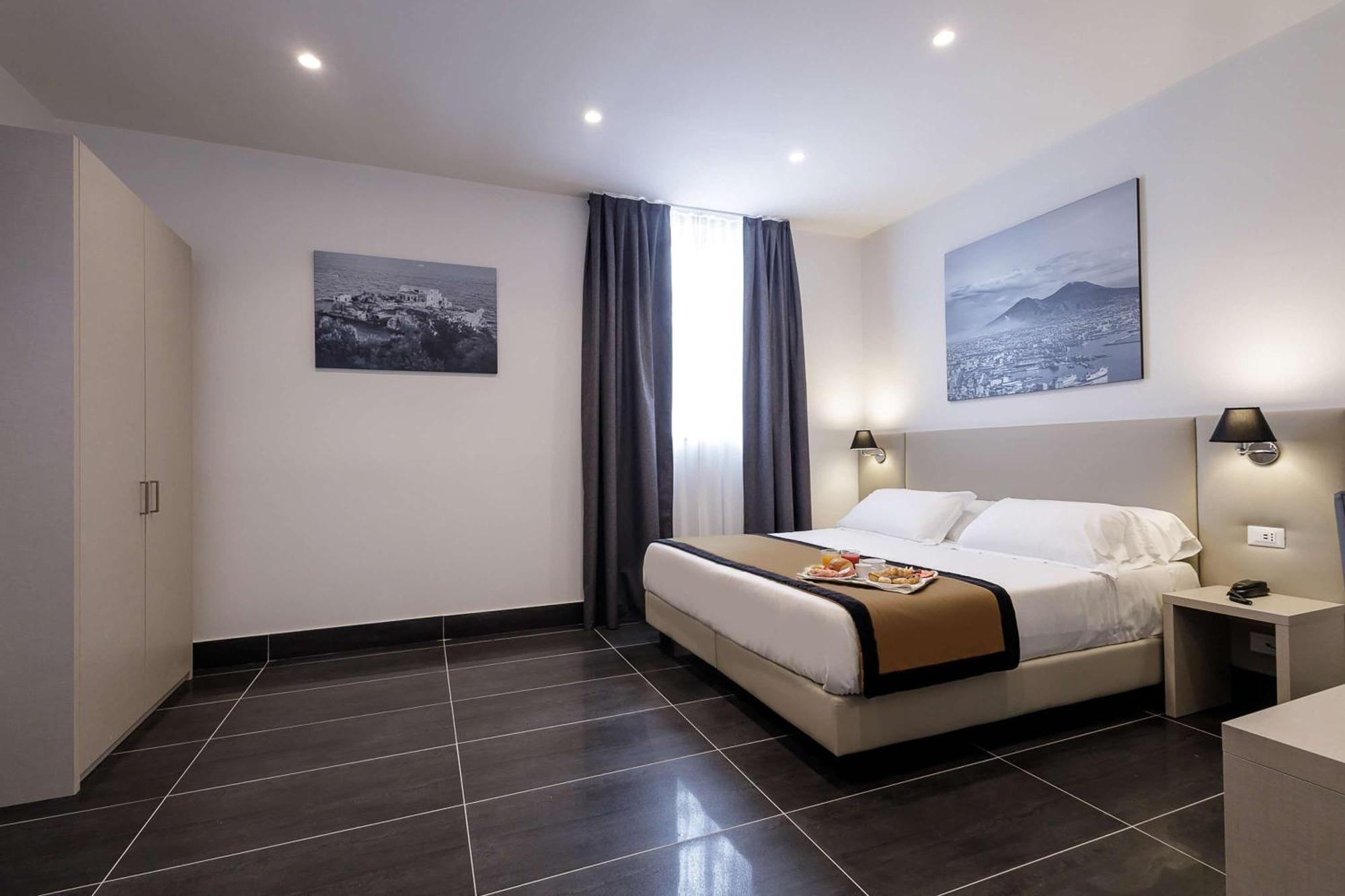 Western Dei Mille 3* Naples