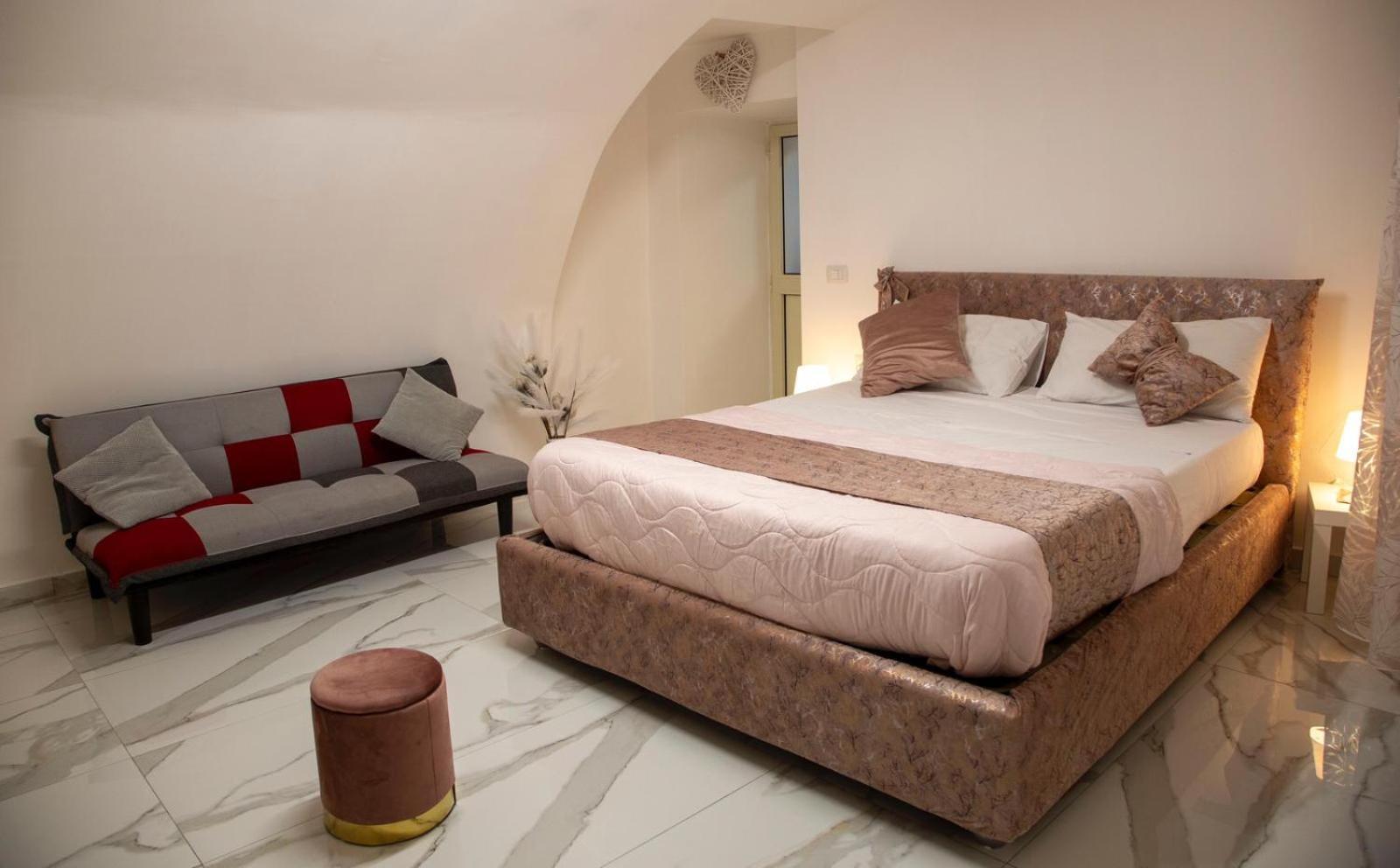 Tiluri Apartment *
