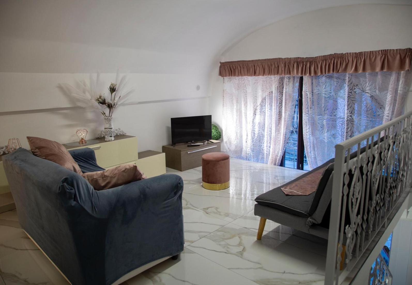Tiluri Apartment *