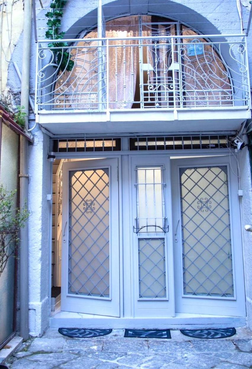 Tiluri Apartment *