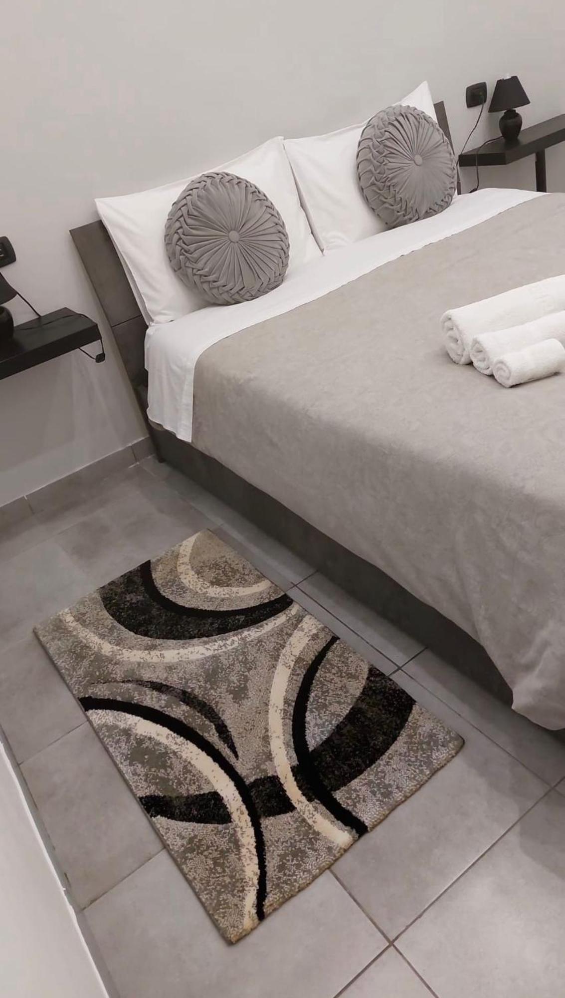 Miris Fast Comfortable Airport Capodichino 25 Minutes Walk Self Check-in *