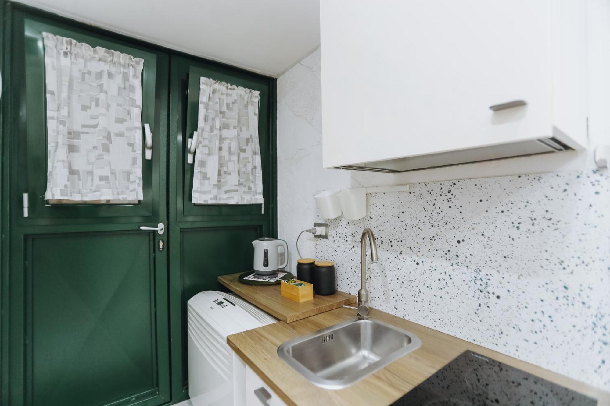 Apartment 33 *