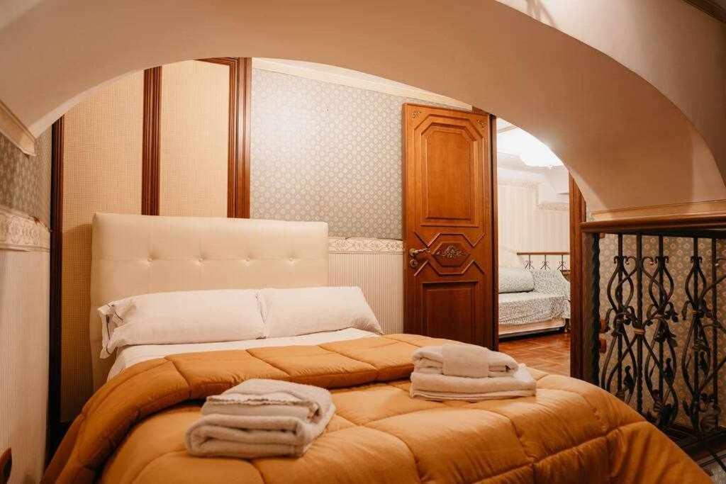 Apartment Royal Duomo Centro Storico 80 Mt Dal Duomo Naples