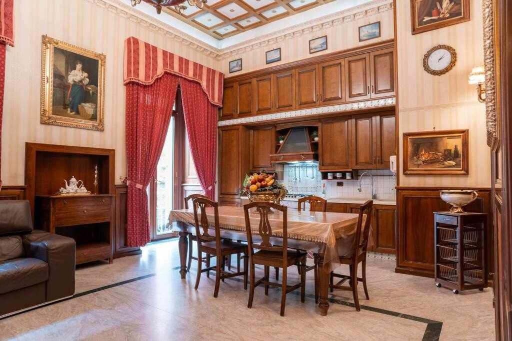 Apartment Royal Duomo Centro Storico 80 Mt Dal Duomo Naples