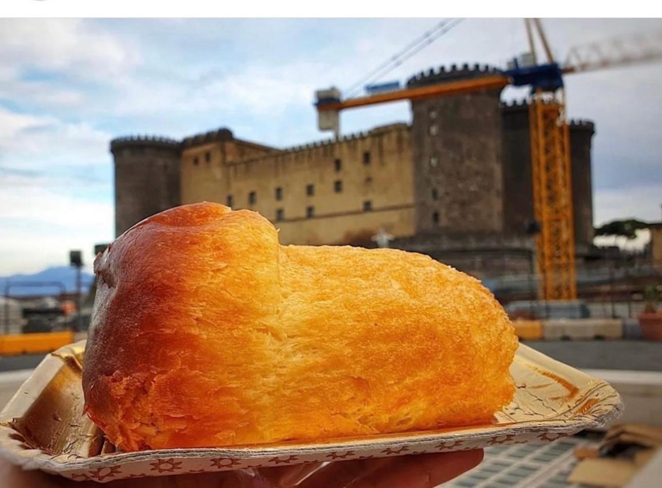 La Vie Est Belle Naples