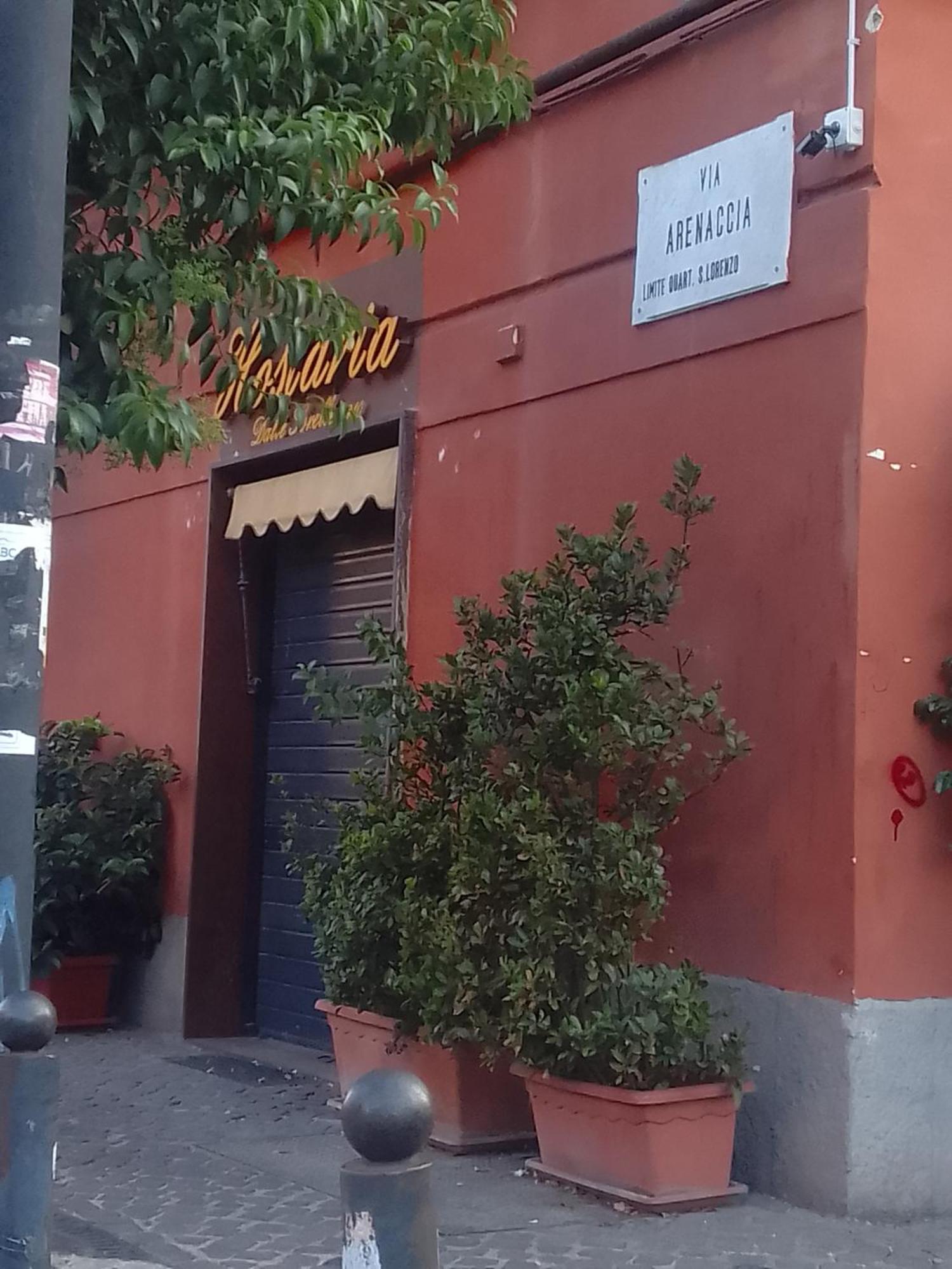 Hous'mery * Naples
